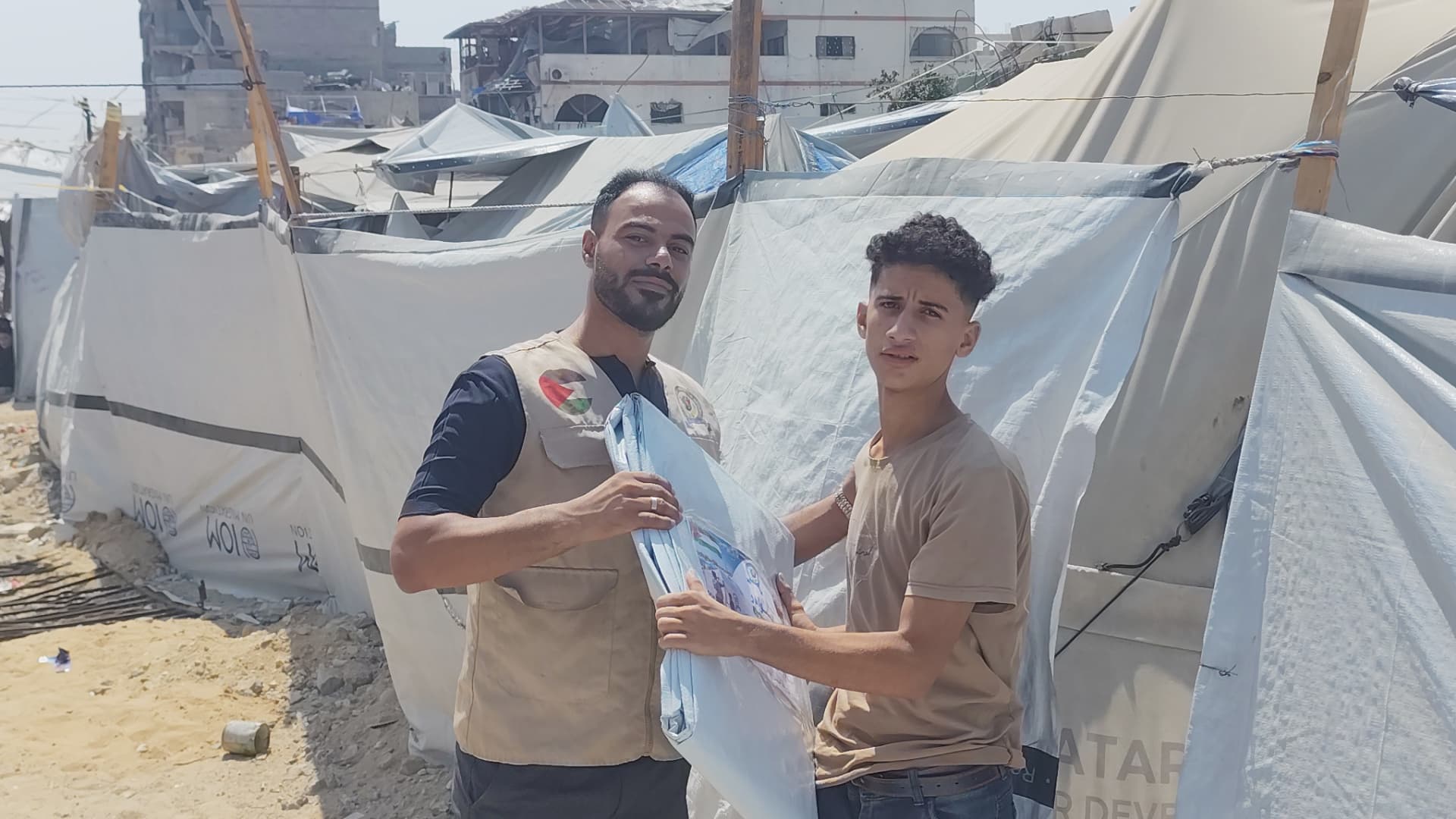 توزيع الشوادر